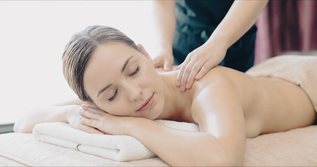 Aromatherapy oil massage to relieve travel fatigue in Kyoto